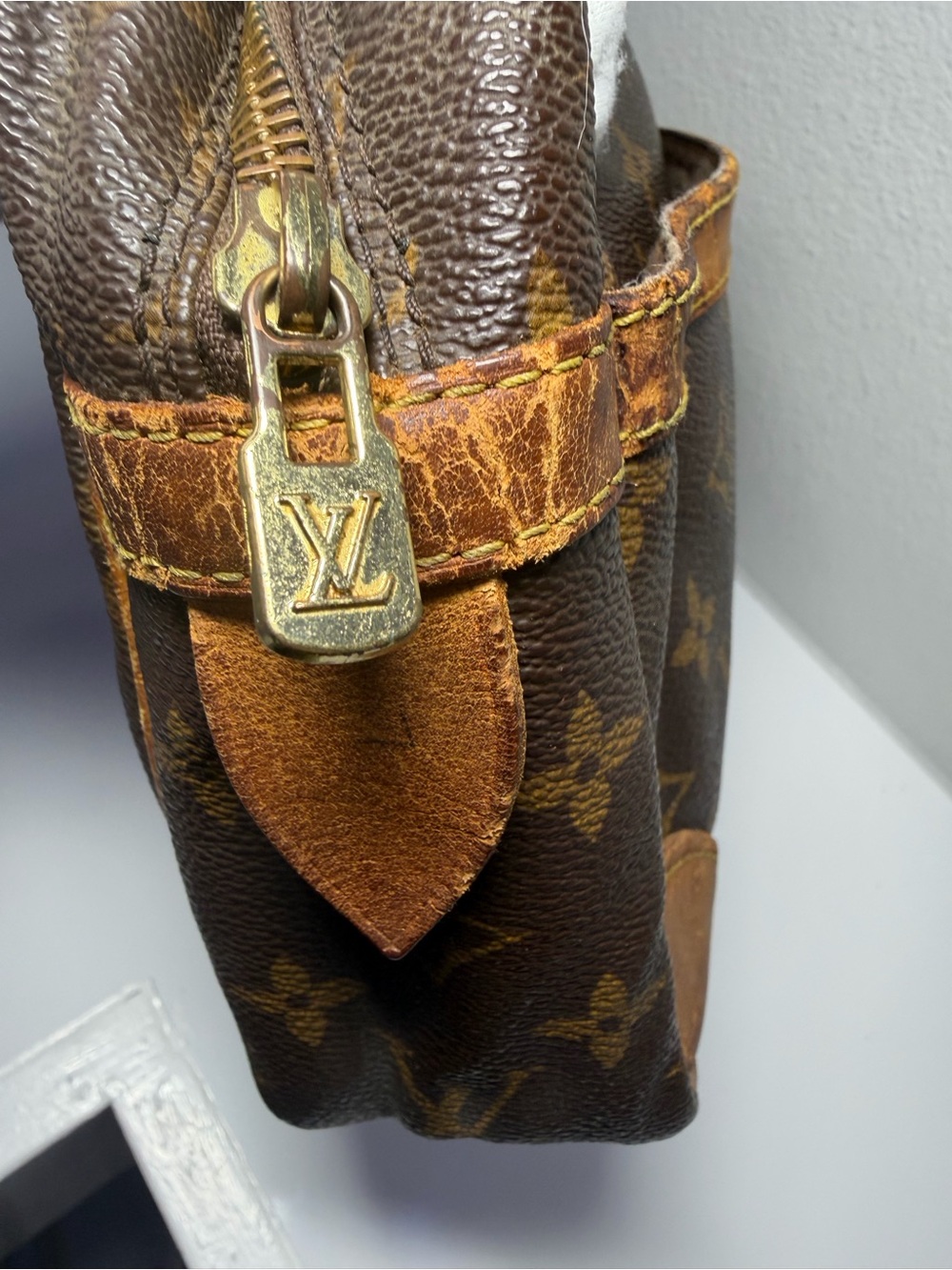 VINTAGE Louis Vuitton Monogram Canvas Clutch in Brown and Tan - Picture 3 of 16